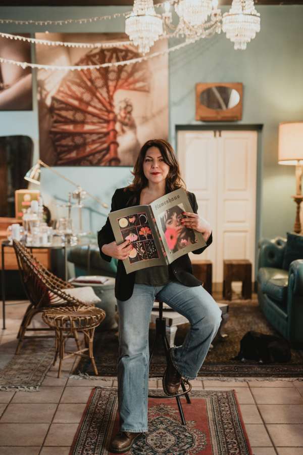 floriana brianti seduta su uno sgabello con una rivista in mano