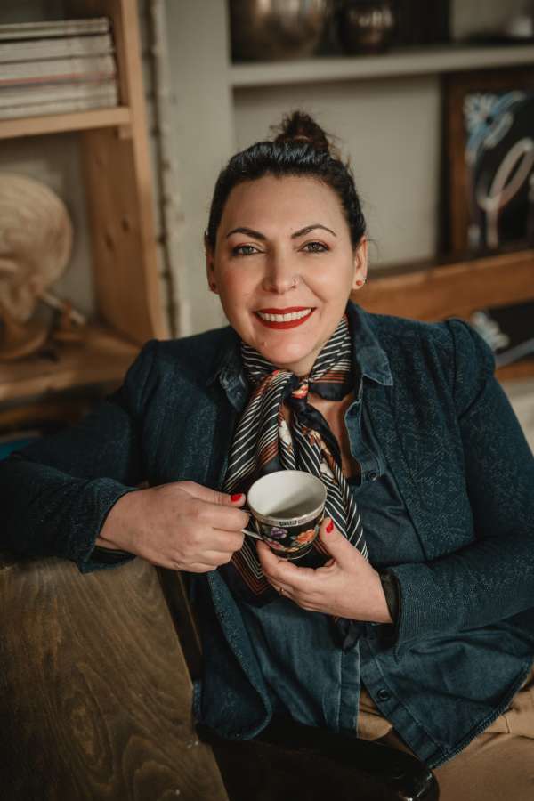Floriana Brianti con in mano una tazza di te, sorride. 